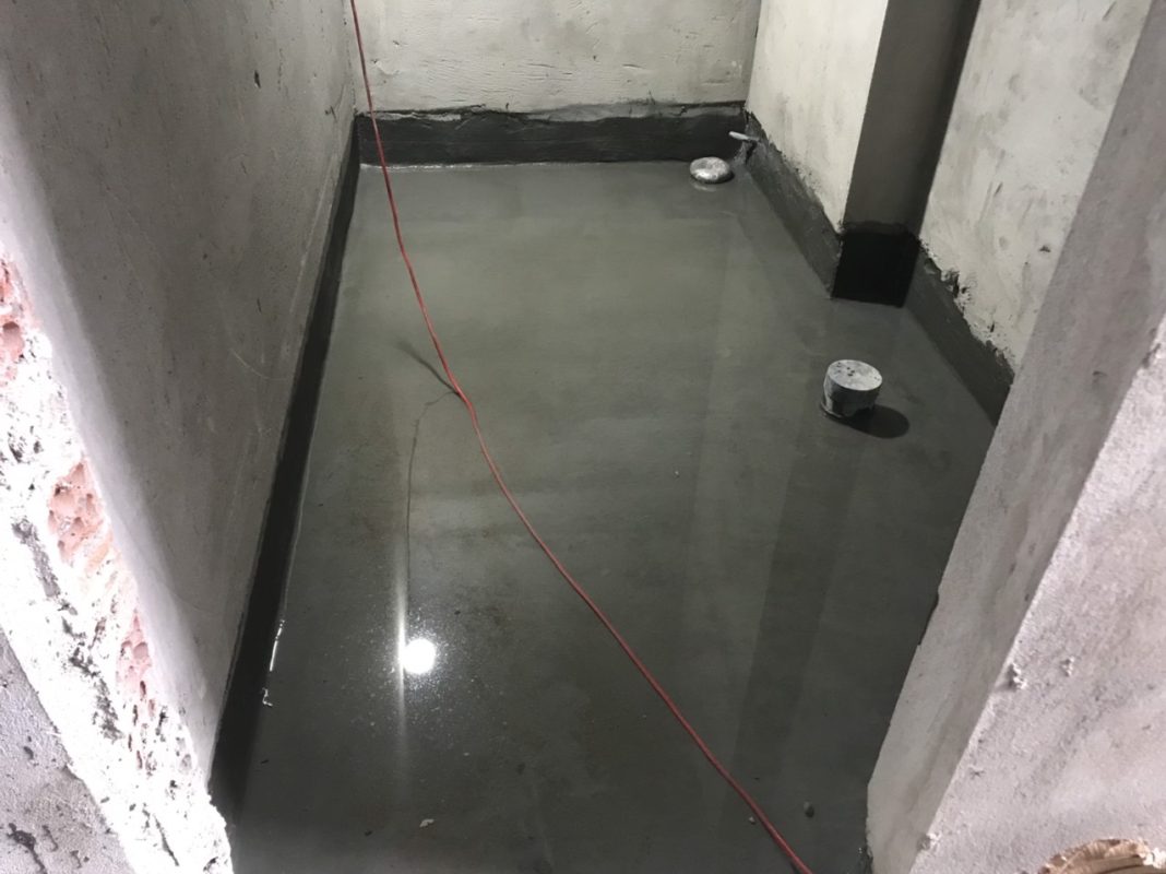 Sàn nhà vệ sinh thực tế đang được thi công keo chít mạch