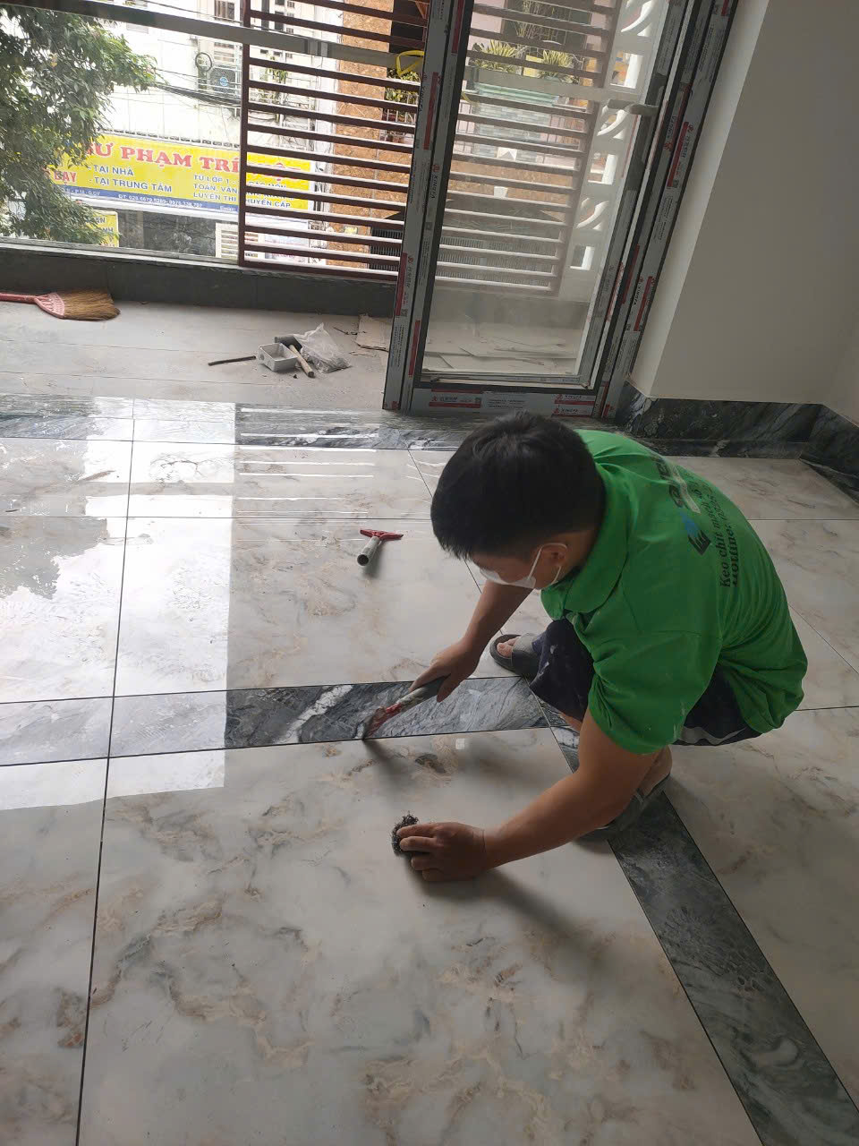Thợ đang thi công keo ron gạch marble cao cấp