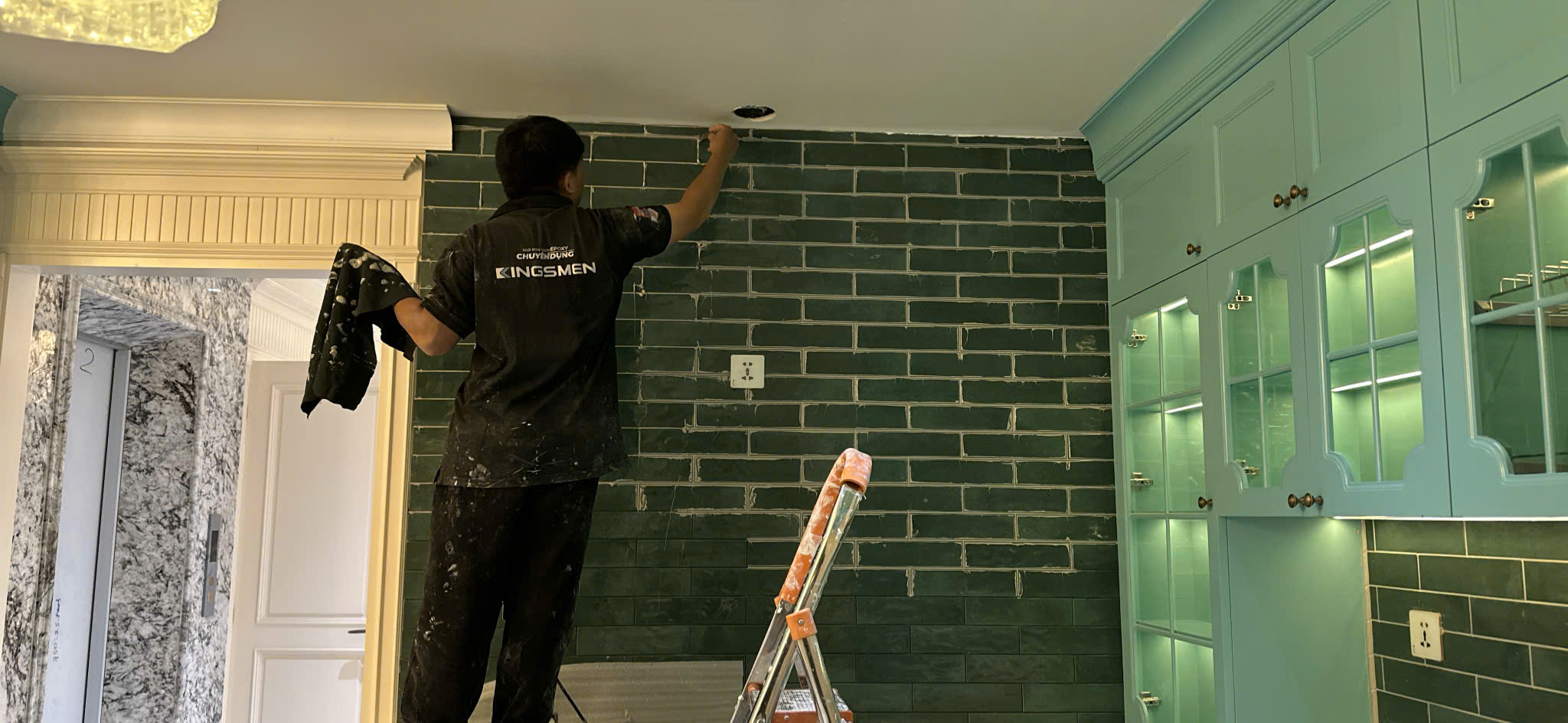 Thi công keo ron gạch ốp tường bếp cao cấp — thợ Kingsmen chuyên dụng
