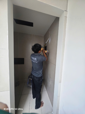 Thợ Kiến Hưng thi công keo chà ron Weber tại góc trần