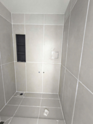 Thành phẩm chà ron gạch phòng tắm bằng keo Weber tại Kiến Hưng