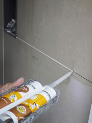 Thi công keo chà ron Weber tại góc tường